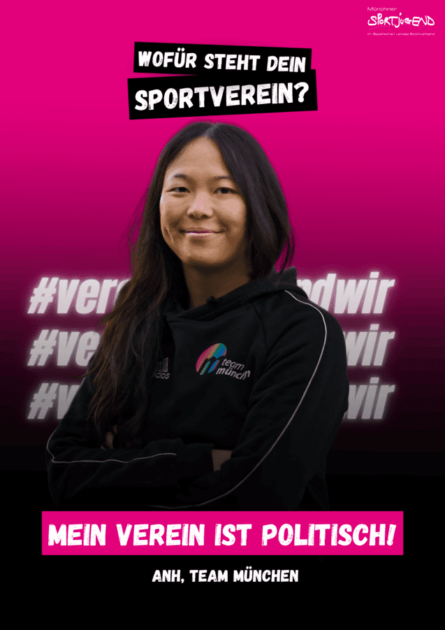 Portr&auml;t einer Frau mit langen Haaren, in Sportkleidung mit der Aufschrift "team m&uuml;nchen", vor einem pinken Hintergrund.