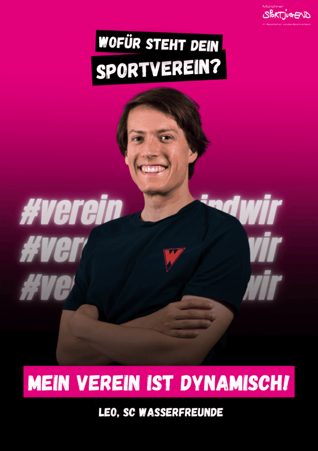 Junger Mann l&auml;chelt, mit einem T-Shirt des SC Wasserfreunde, vor einem pinken Hintergrund mit Vereinsbotschaften.