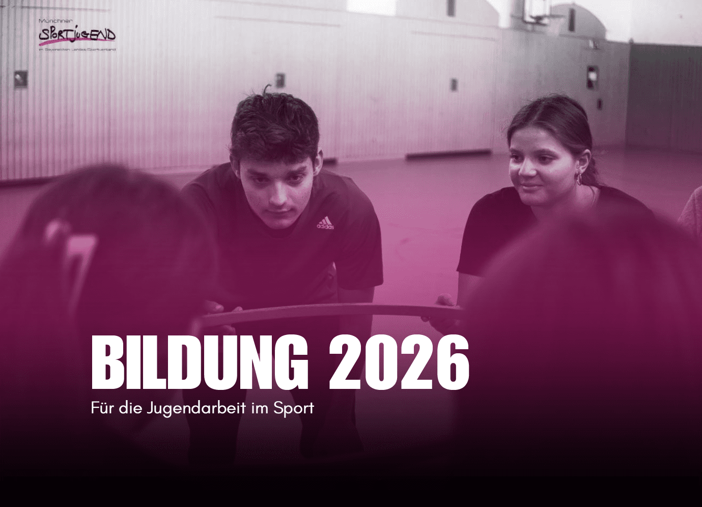 Gruppendiskussion von Jugendlichen in einer Turnhalle mit dem Titel &bdquo;Bildung 2026&ldquo; im Vordergrund.