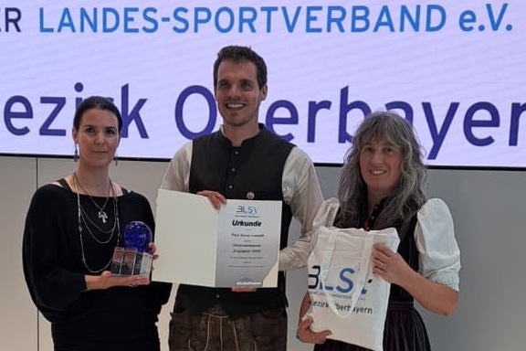 Zwei Frauen und ein Mann bei der &Uuml;bergabe des Ehrenamtspreises