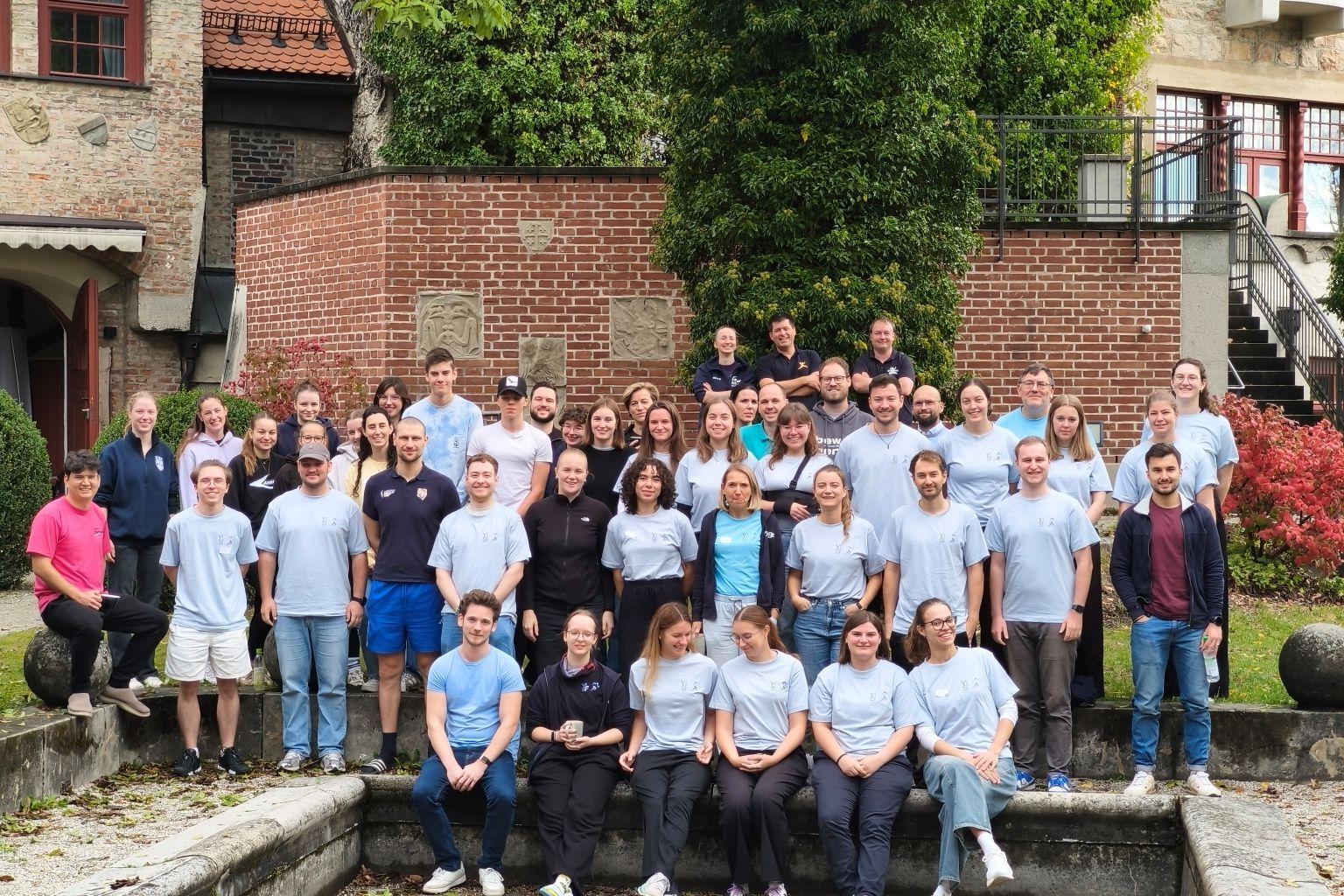 Gruppenfoto vor einer Burg