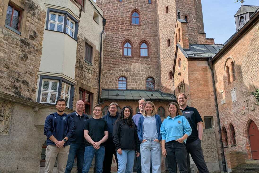 Gruppe vor Burg Schwaneck
