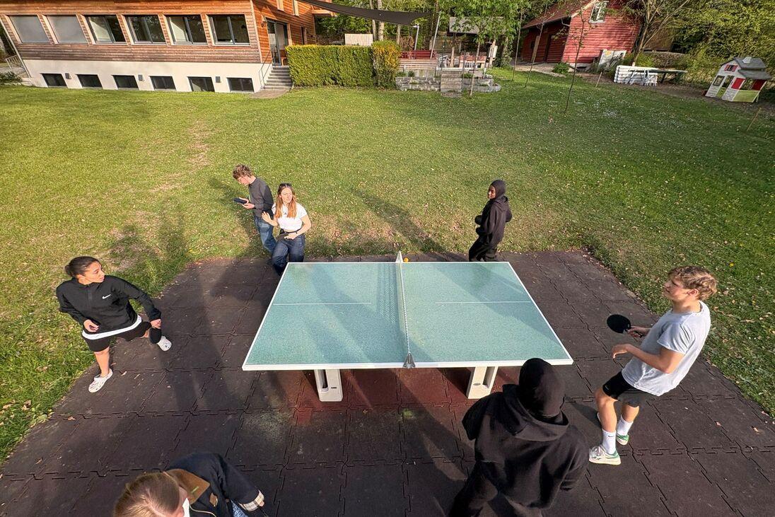 Jugendliche spielen Tischtennis