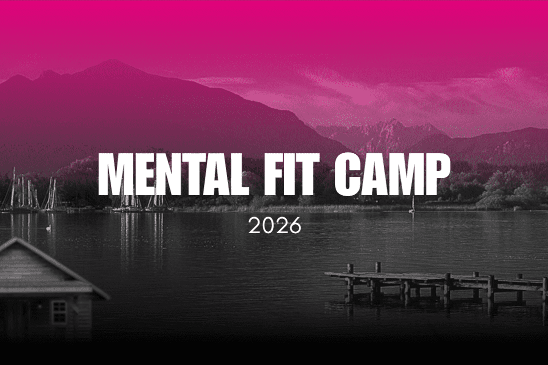 Grafik mit dem Text "MENTAL FIT CAMP 2026" über einer malerischen Seenlandschaft und Bergen im Hintergrund.