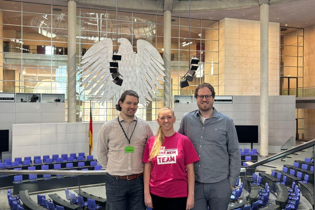 Drei Personen im Bundestag in Berlin