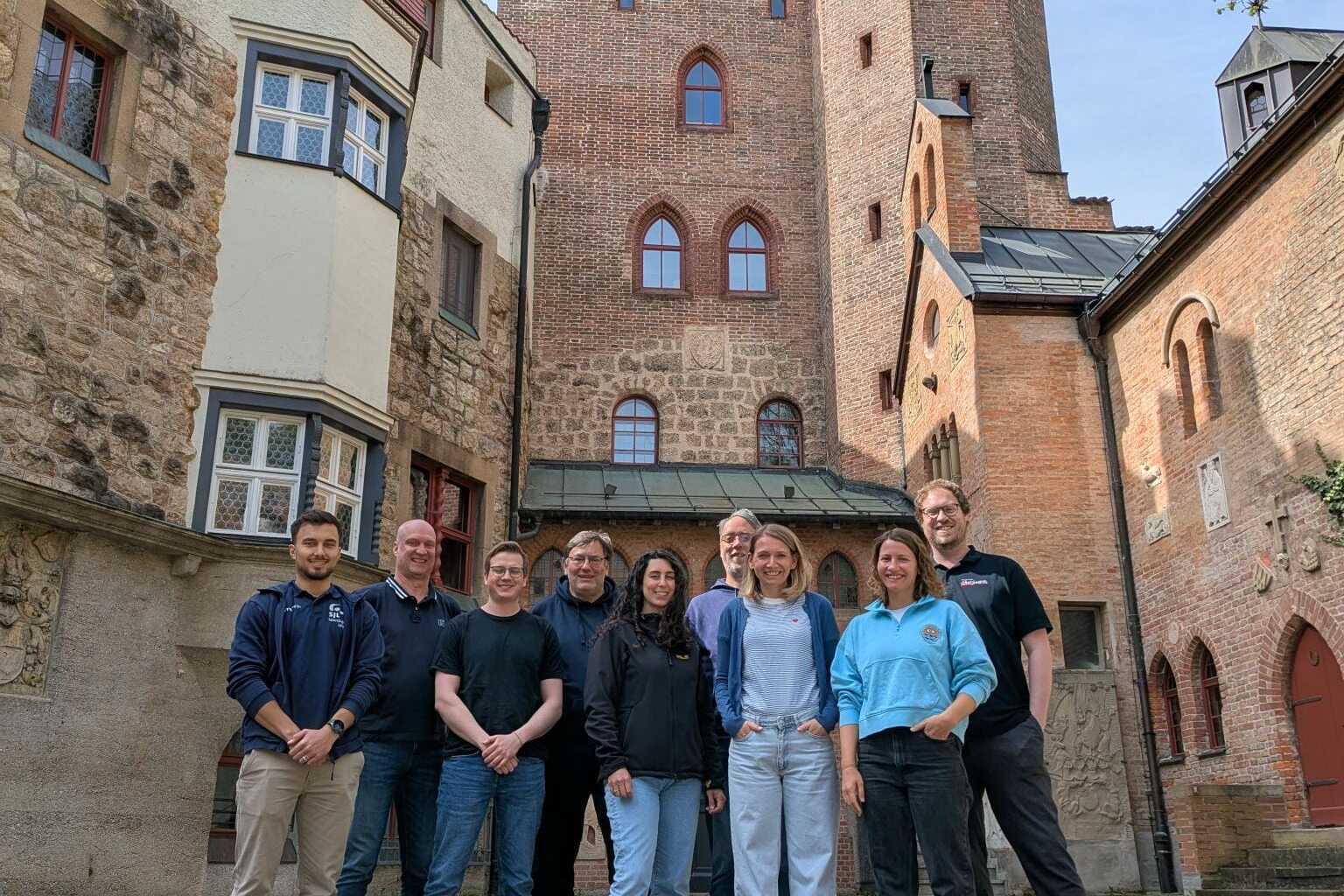 Gruppe vor Burg Schwaneck