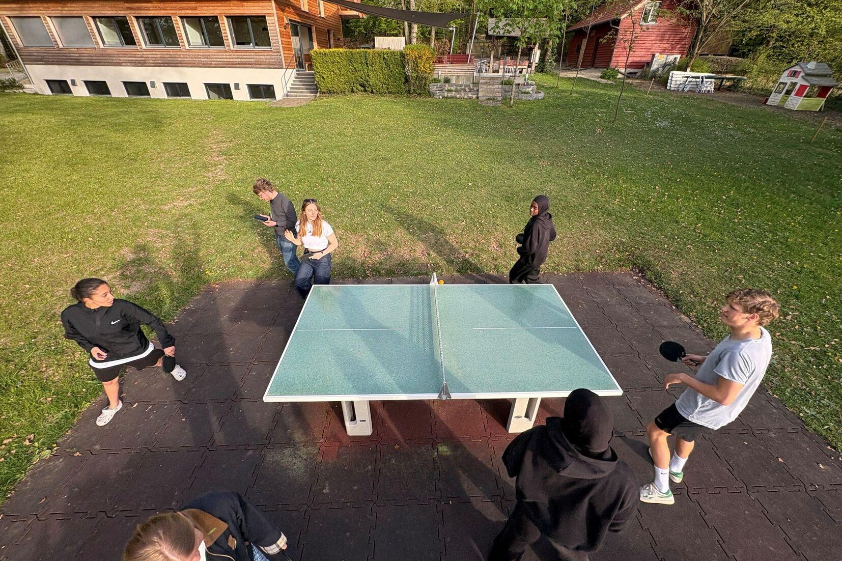 Jugendliche spielen Tischtennis