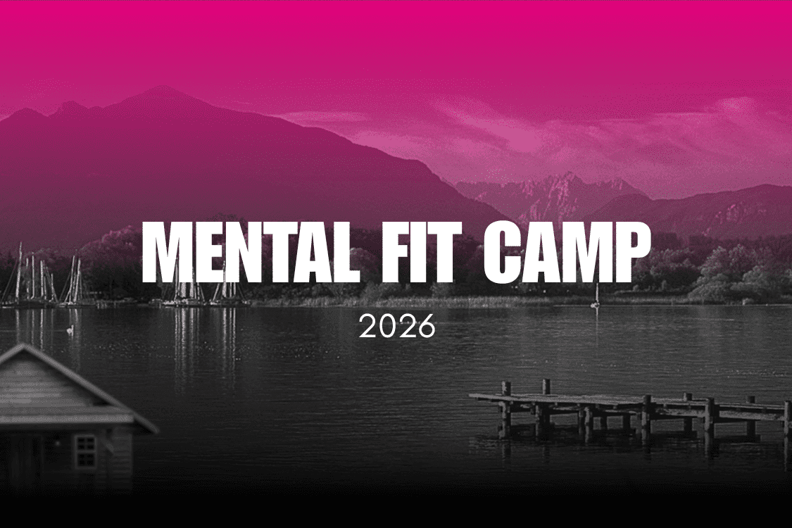 Grafik mit dem Text "MENTAL FIT CAMP 2026" über einer malerischen Seenlandschaft und Bergen im Hintergrund.