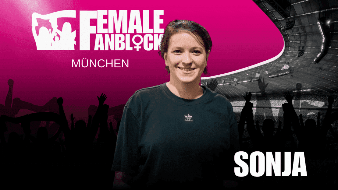 Porträt von Sonja vor einem pinken Hintergrund mit der Aufschrift „FEMALE ANBLOCK MÜNCHEN“ und Publikums-Silhouetten.