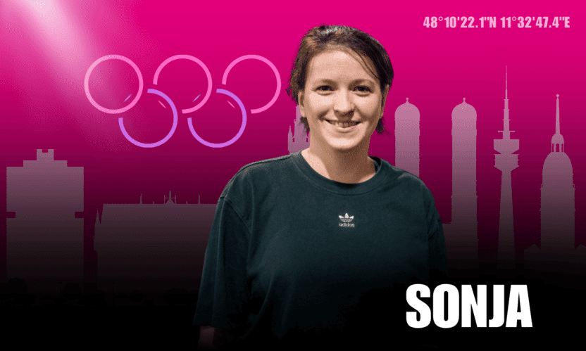 Portr&auml;t einer l&auml;chelnden Frau namens Sonja vor einer stilisierten Stadtansicht mit Olympischen Ringen im Hintergrund.
