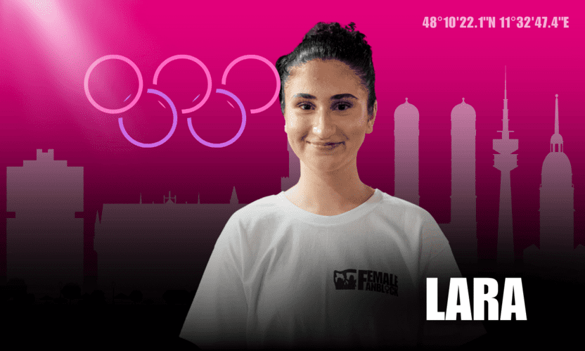 Portr&auml;t einer l&auml;chelnden Frau mit dem Namen "Lara" vor einer pinken Skyline mit markanten Geb&auml;uden.