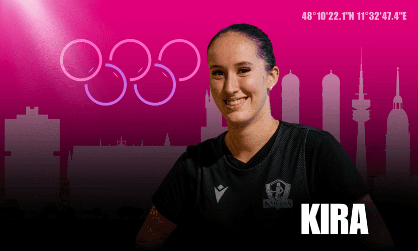Portr&auml;t einer sportlichen Frau mit l&auml;chelndem Gesicht, im Hintergrund die olympischen Ringe und eine Stadtsilhouette.