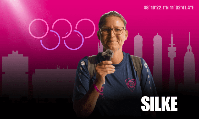 Frau mit Brille und blauen Sportshirt h&auml;lt ein Mikrofon vor pinkem Hintergrund mit Silhouetten von Geb&auml;uden.