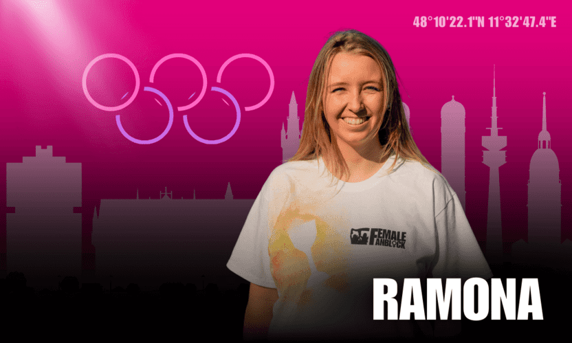 Frau mit blonden Haaren tr&auml;gt ein T-Shirt, steht vor olympischen Ringen auf einem pinken Hintergrund.