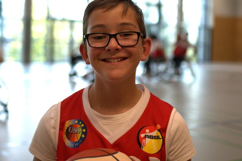 Junge beim Rollstuhlbasketball